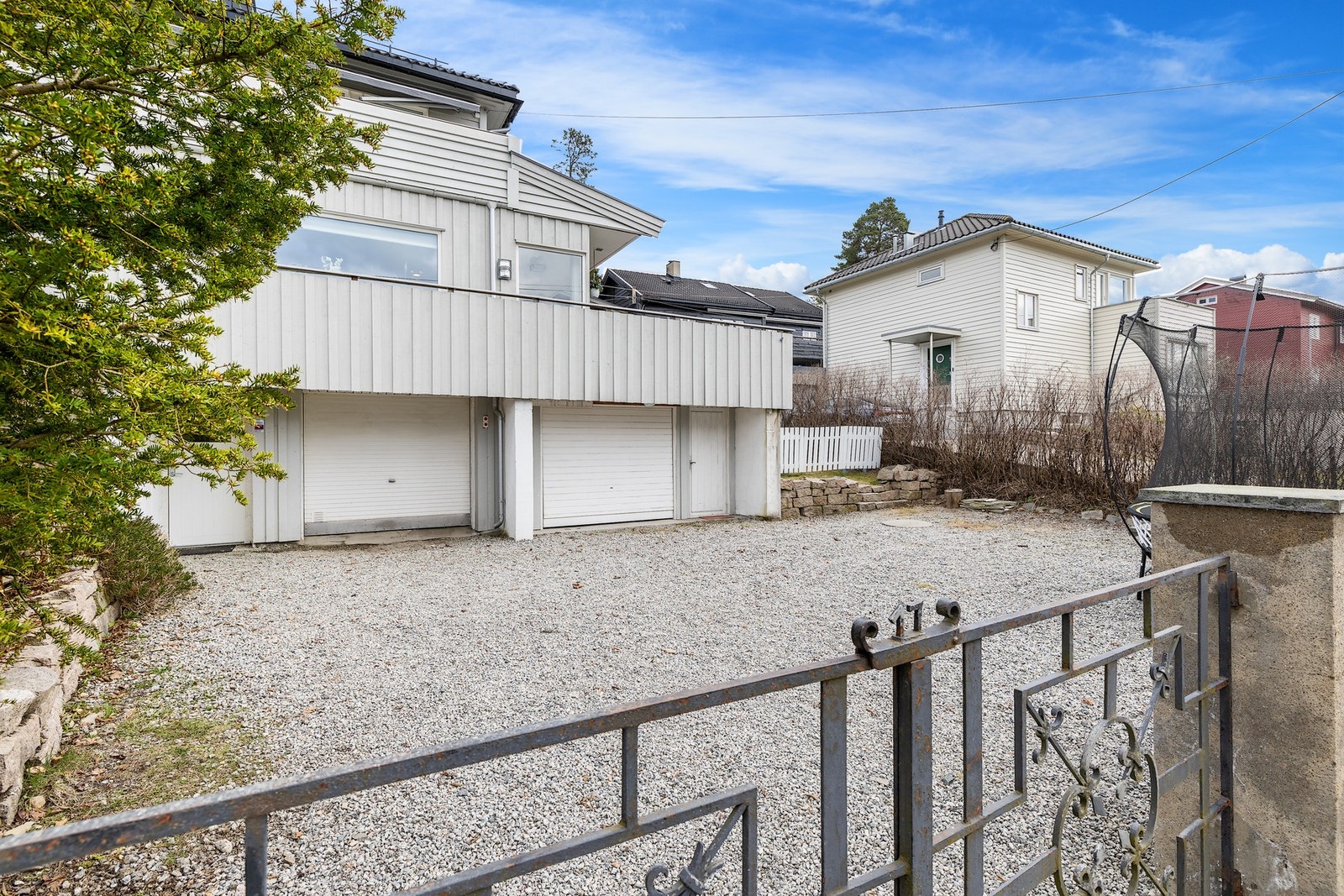 Med inngjerdet tomt er det trygt for store og små. Galleribilde