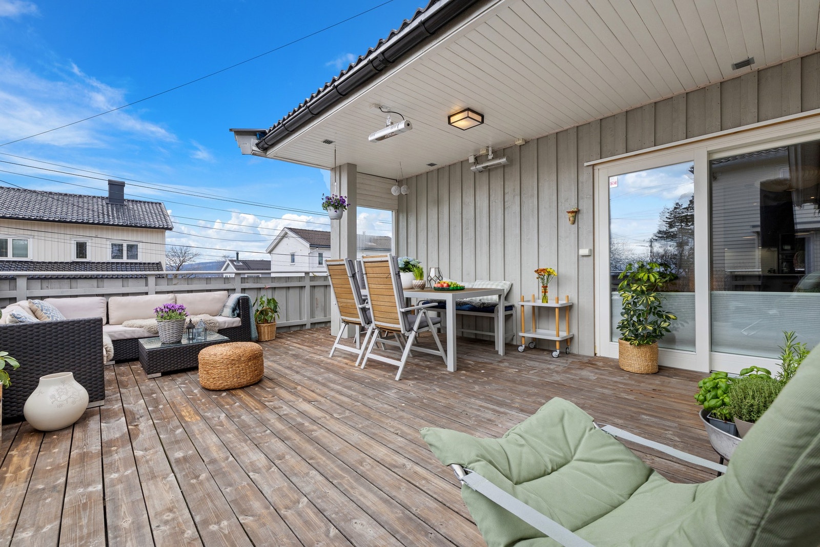 Her er det god plass til stor sittegruppe, grill og annet møblement. Galleribilde