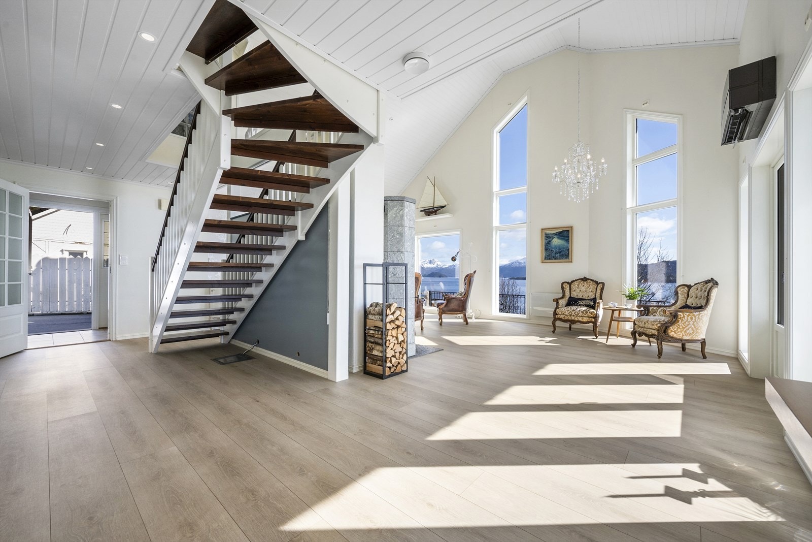 Det er åpent mellom stue, kjøkken og hall. Galleribilde