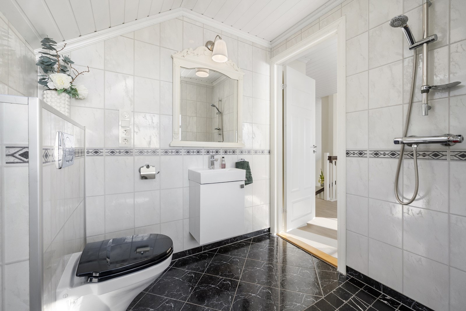 Bad 2. etasje med dusj og wc Galleribilde