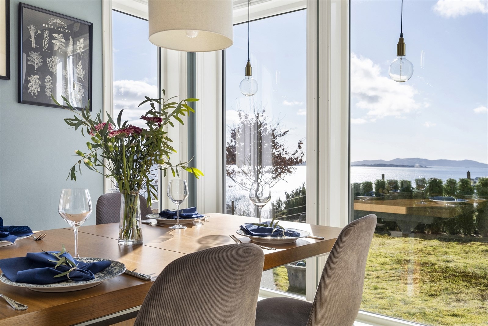 Spiseplass med store vindusflater og flott utsikt Galleribilde