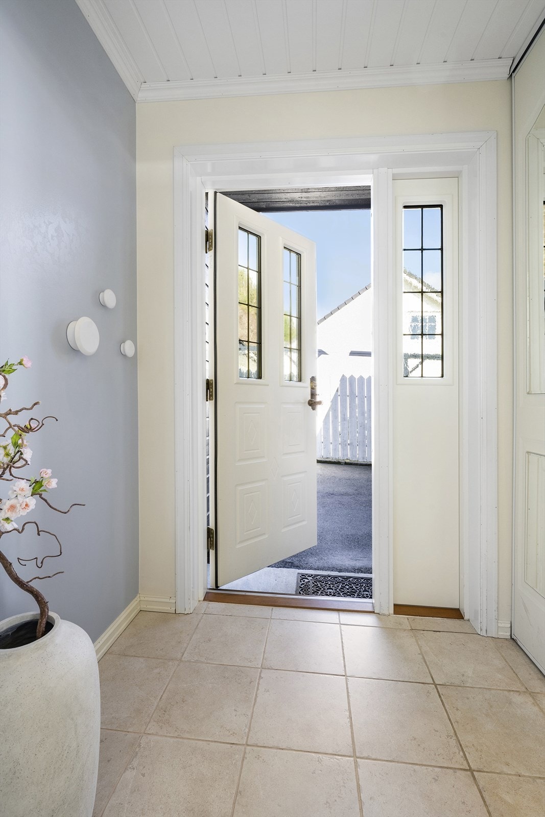 Vindfang med skyvedøsgarderobe Galleribilde