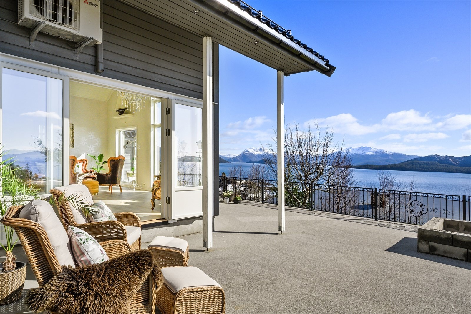 Stor terrasse på sør- og vestsiden av huset. Galleribilde