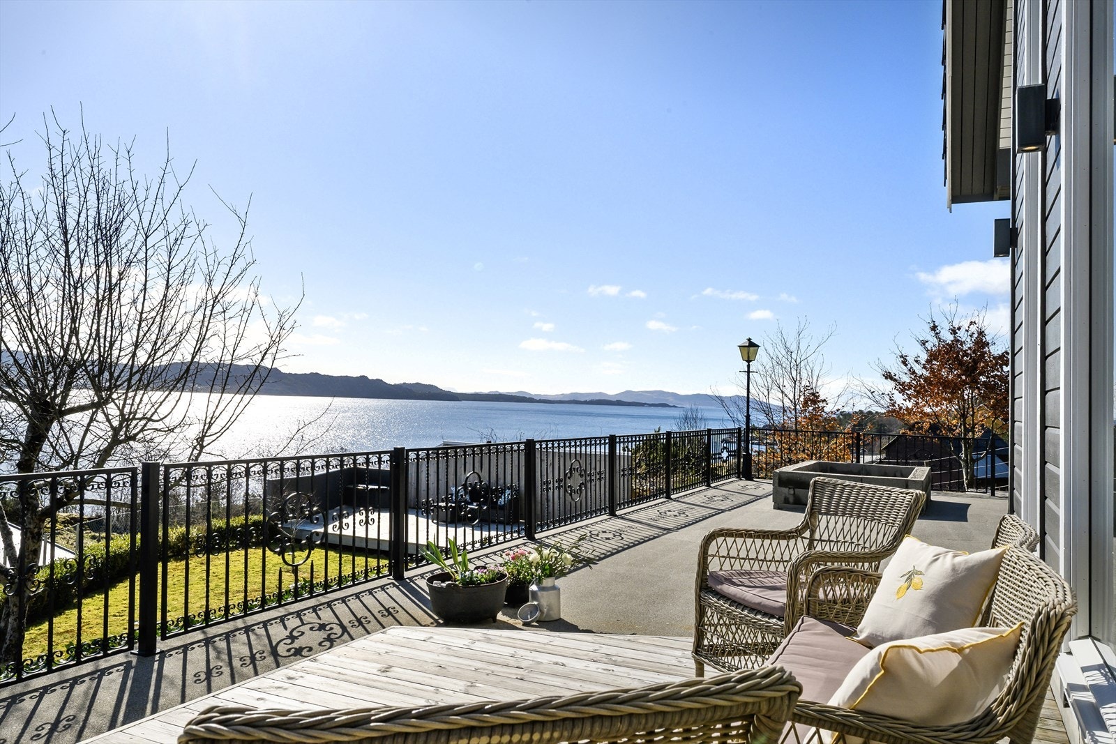 Sørvendt terrasse med gode solforhold og en herlig utsikt over Solheimsfjorden Galleribilde