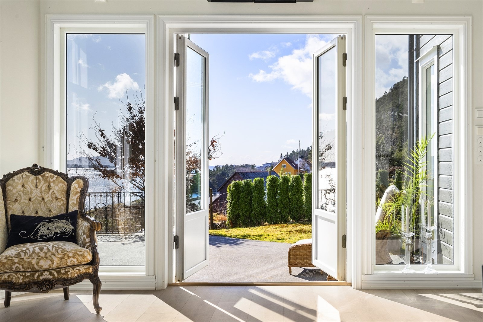 Fra stuen er det utgang til sørvendt terrasse Galleribilde