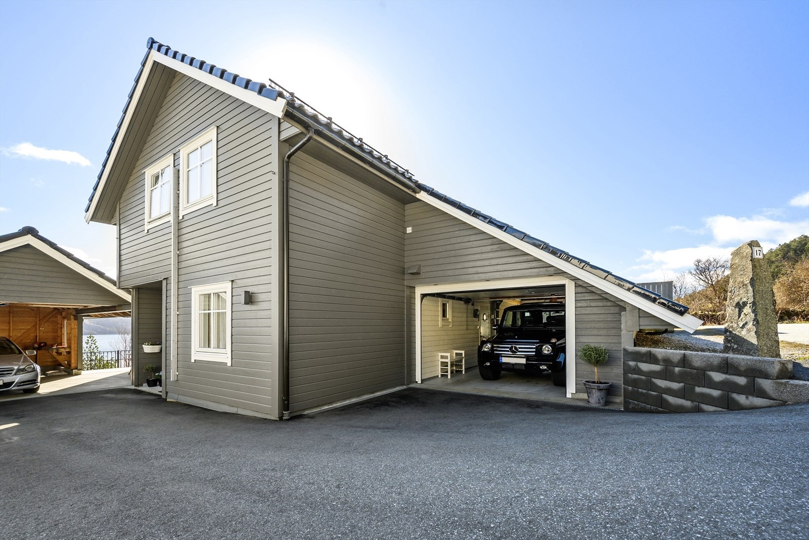 Det er gode parkeringsmuligheter i garasje og carport Galleribilde