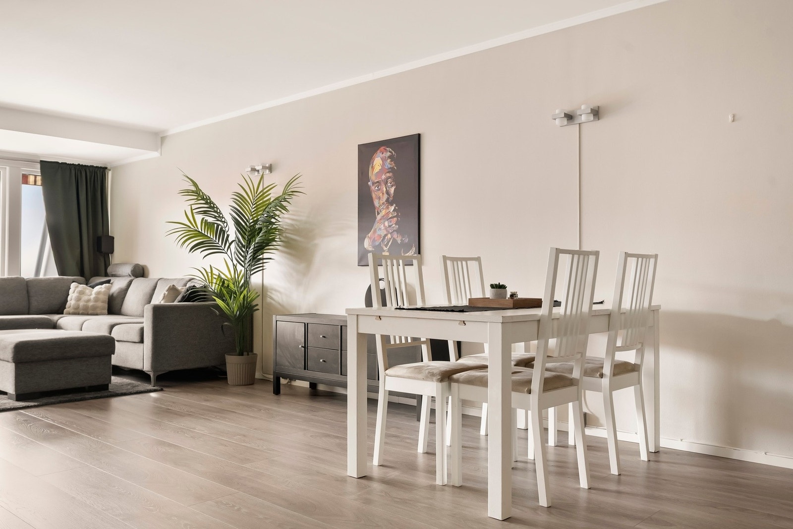I stuen er det god plass til en spisegruppe hvor man kan samle familie og venner Galleribilde