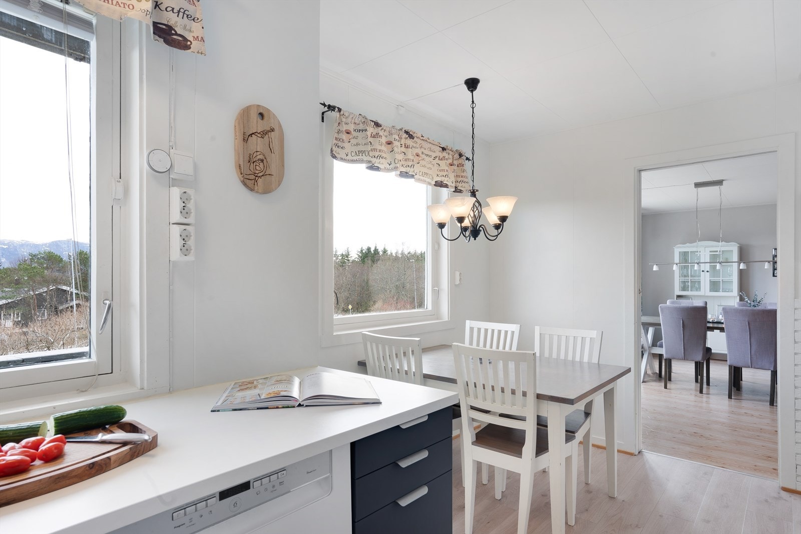 Store vindusflater gir naturlig lys til både kjøkken og spiseområdet. Galleribilde