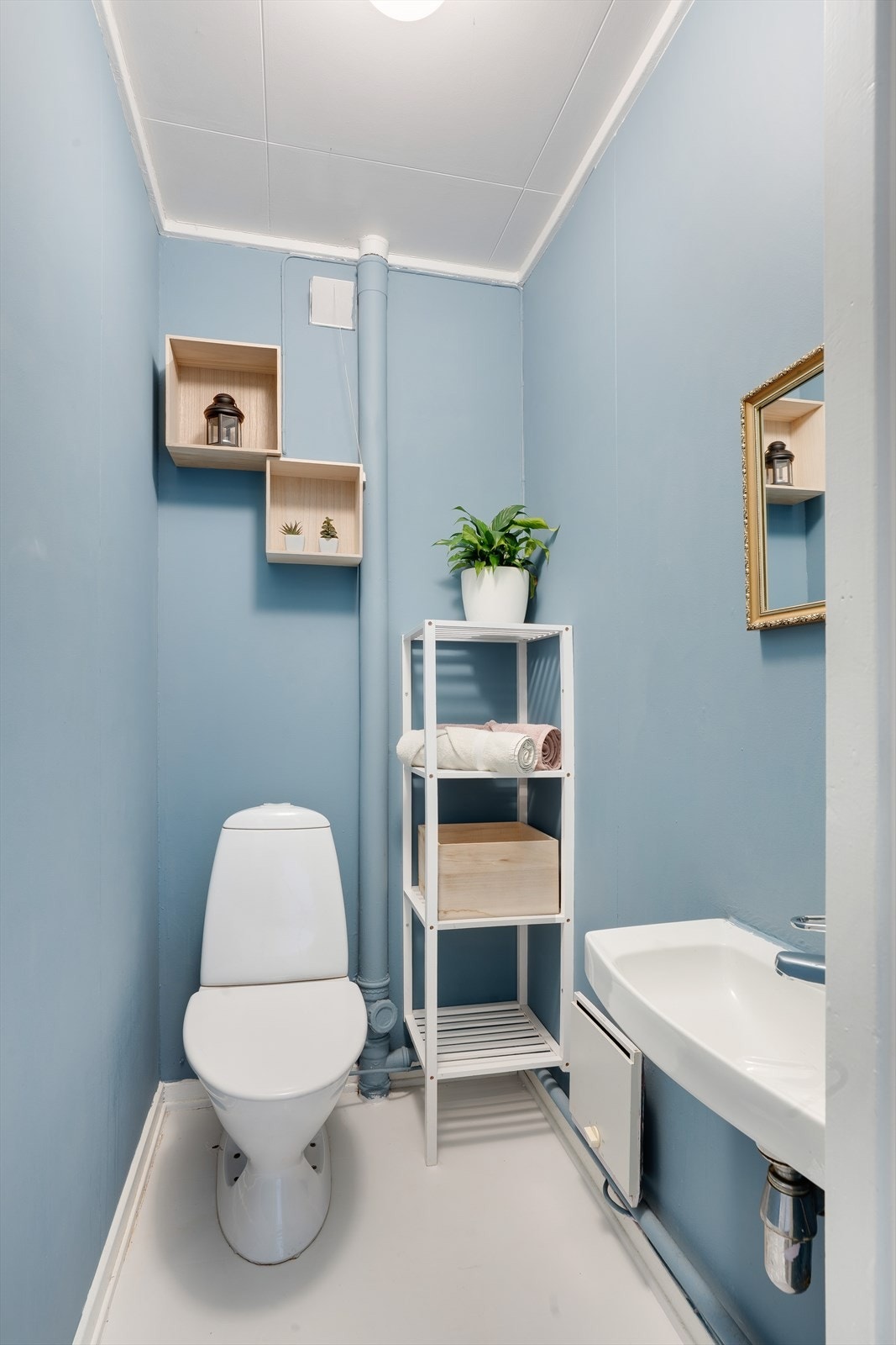 Toalettrom i sokkeletasjen er utstyrt med toalett og servant, ventilasjon via veggventil er installert. Galleribilde