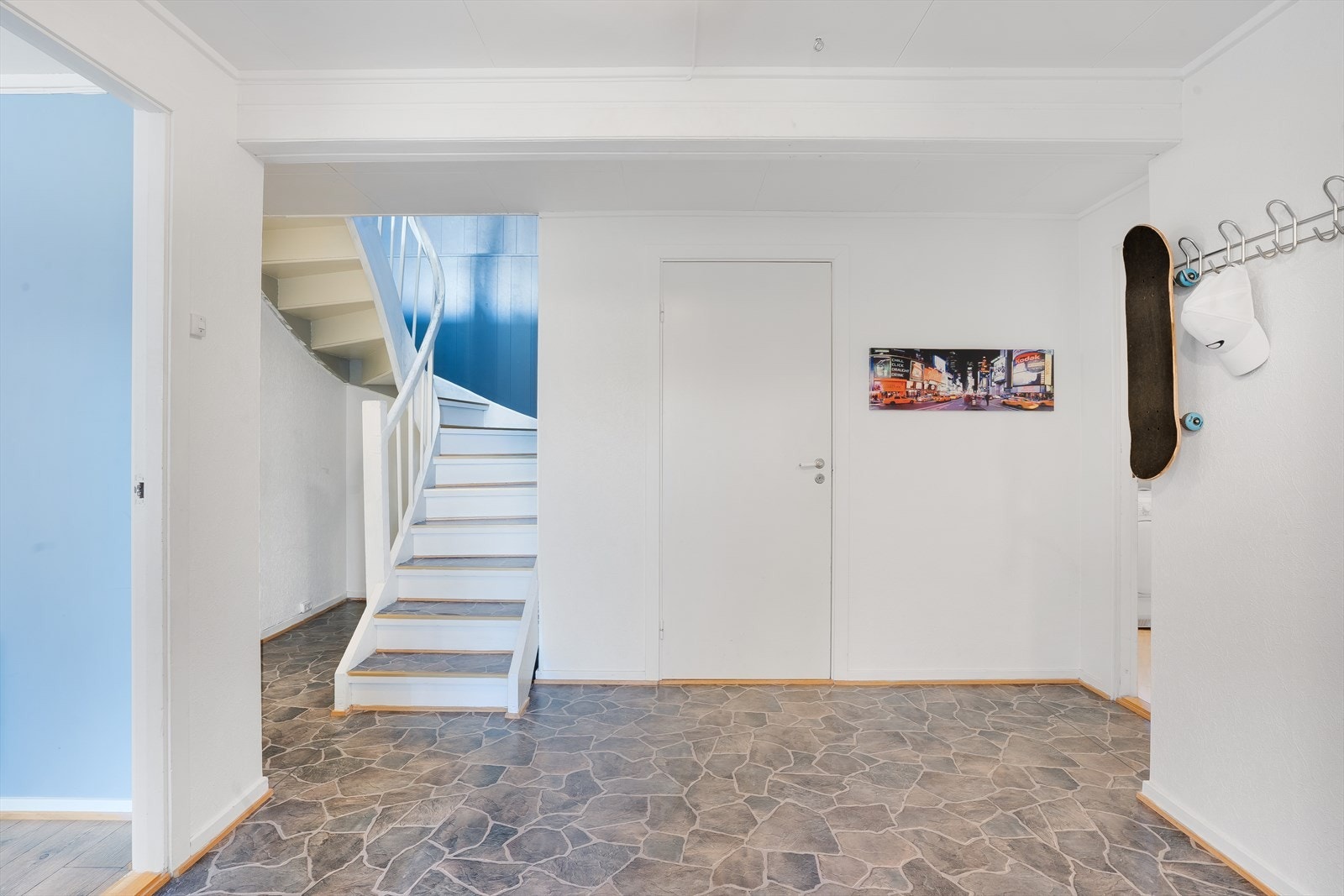 Gang med inngang til alle etasjens rom og tretrapp som gir forbindelse mellom etasjene. Galleribilde
