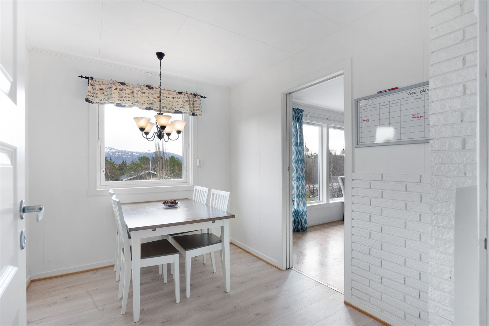Plass til spisebord på kjøkkenet. Galleribilde