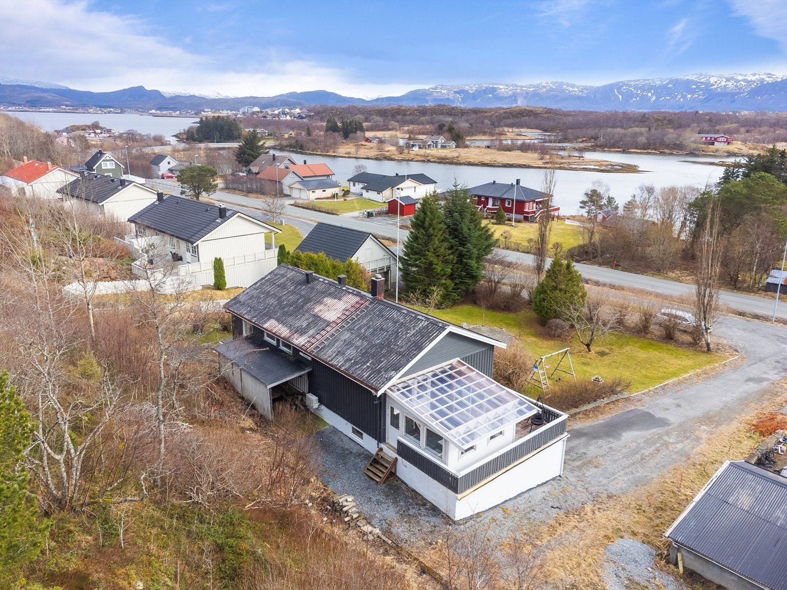 Eiendommen har en vinterhage fra 2020 med PVC-vinduer og skråtak av lysplater. Galleribilde