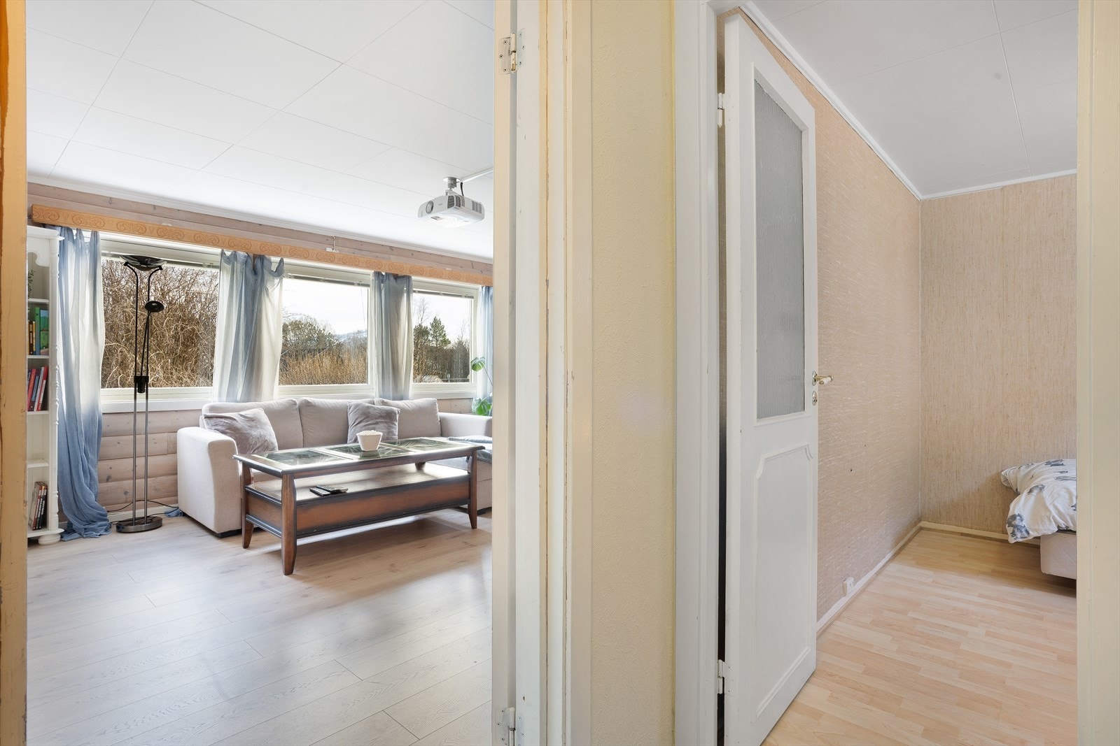 Fra gangen er det tilgang til både stue og soverom, som gir en praktisk planløsning. Galleribilde