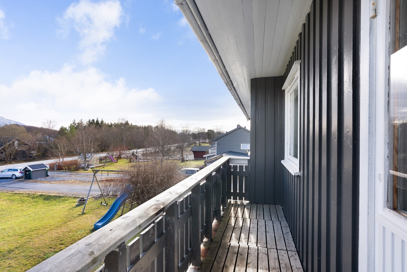 Verandaen i sørøst har rekkverk i tre og gulv av trevirke. Galleribilde