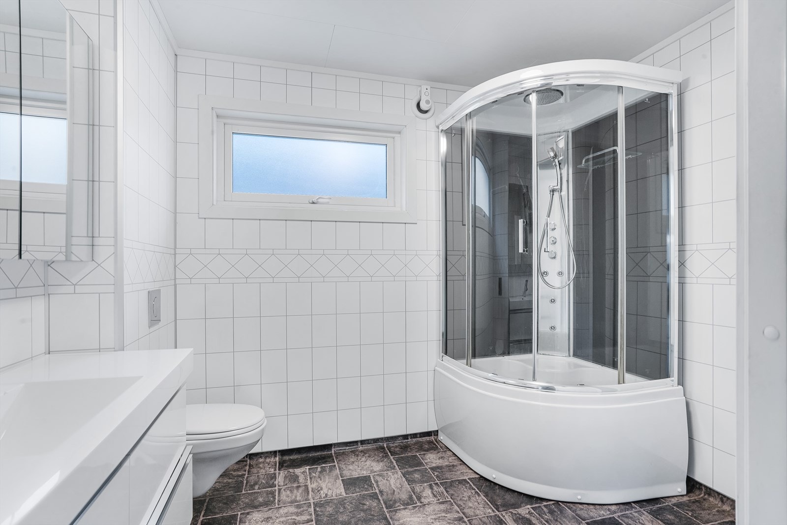 Badet ble renovert i 2012 og har varmekabler og vinylbelegg på gulvet. Galleribilde