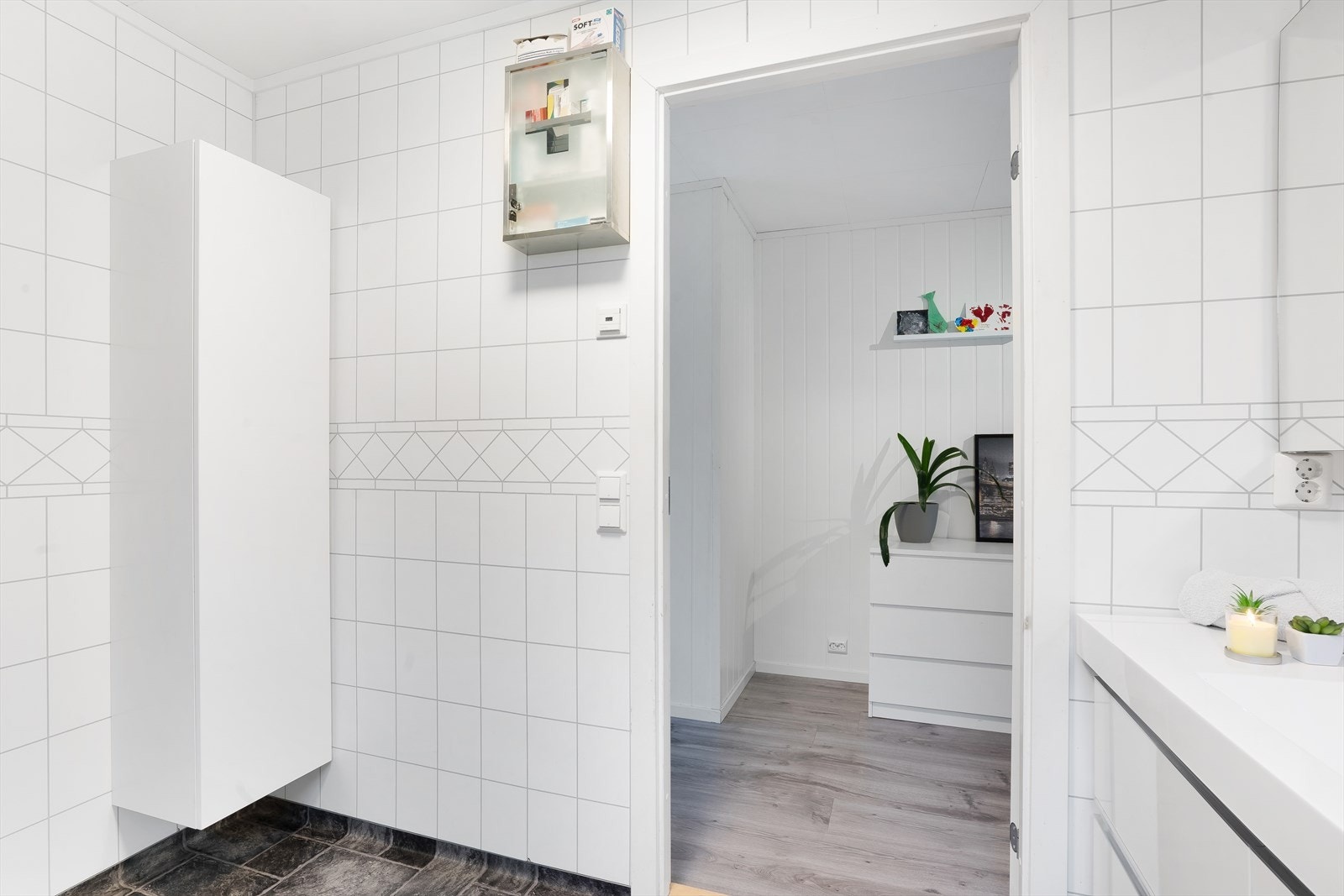 Badet har mekanisk avtrekk og tilluft fra under dør, samt baderomsplater og himlingsplater. Galleribilde