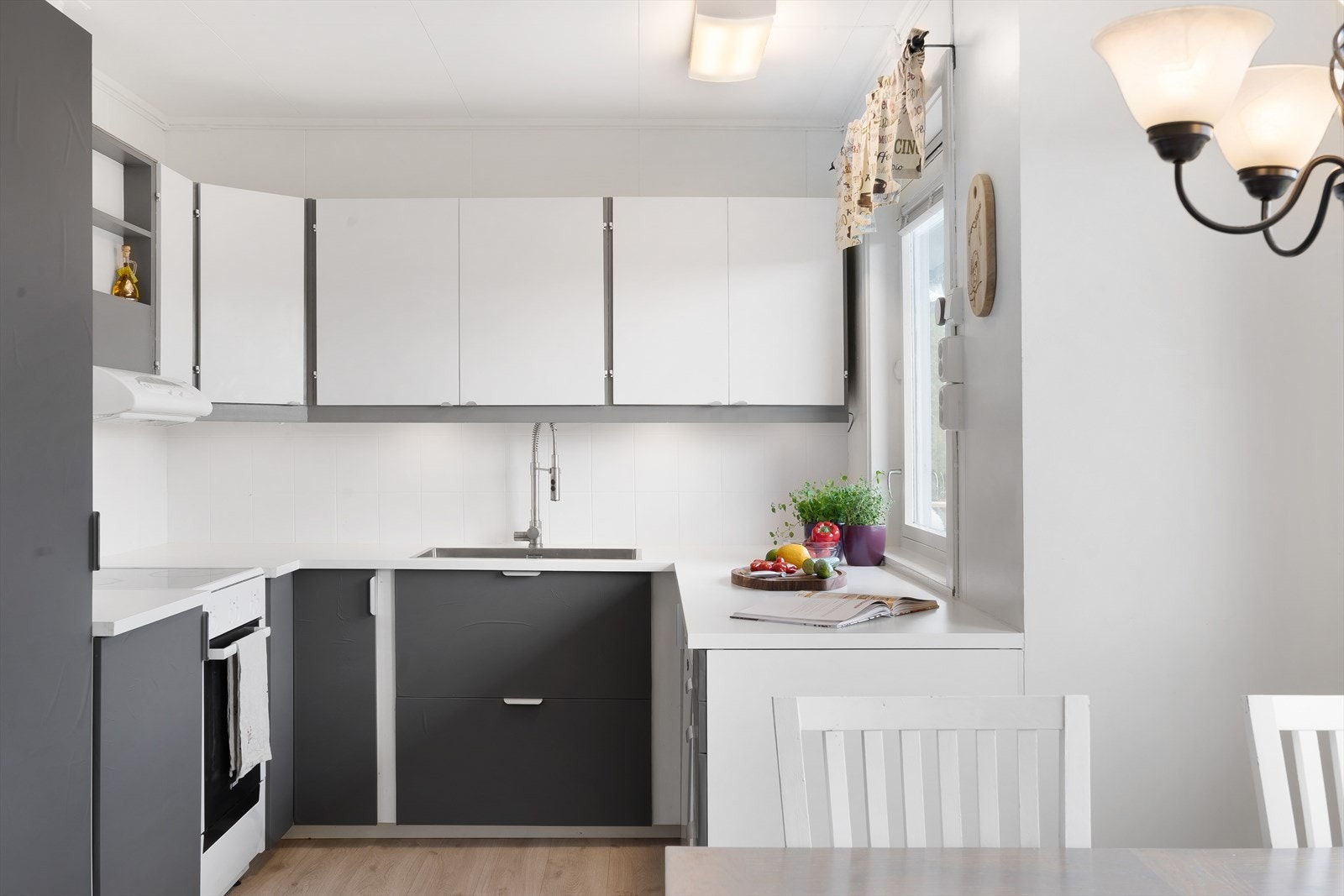 Innredningen består av glatte fronter og laminat benkeplate. Galleribilde