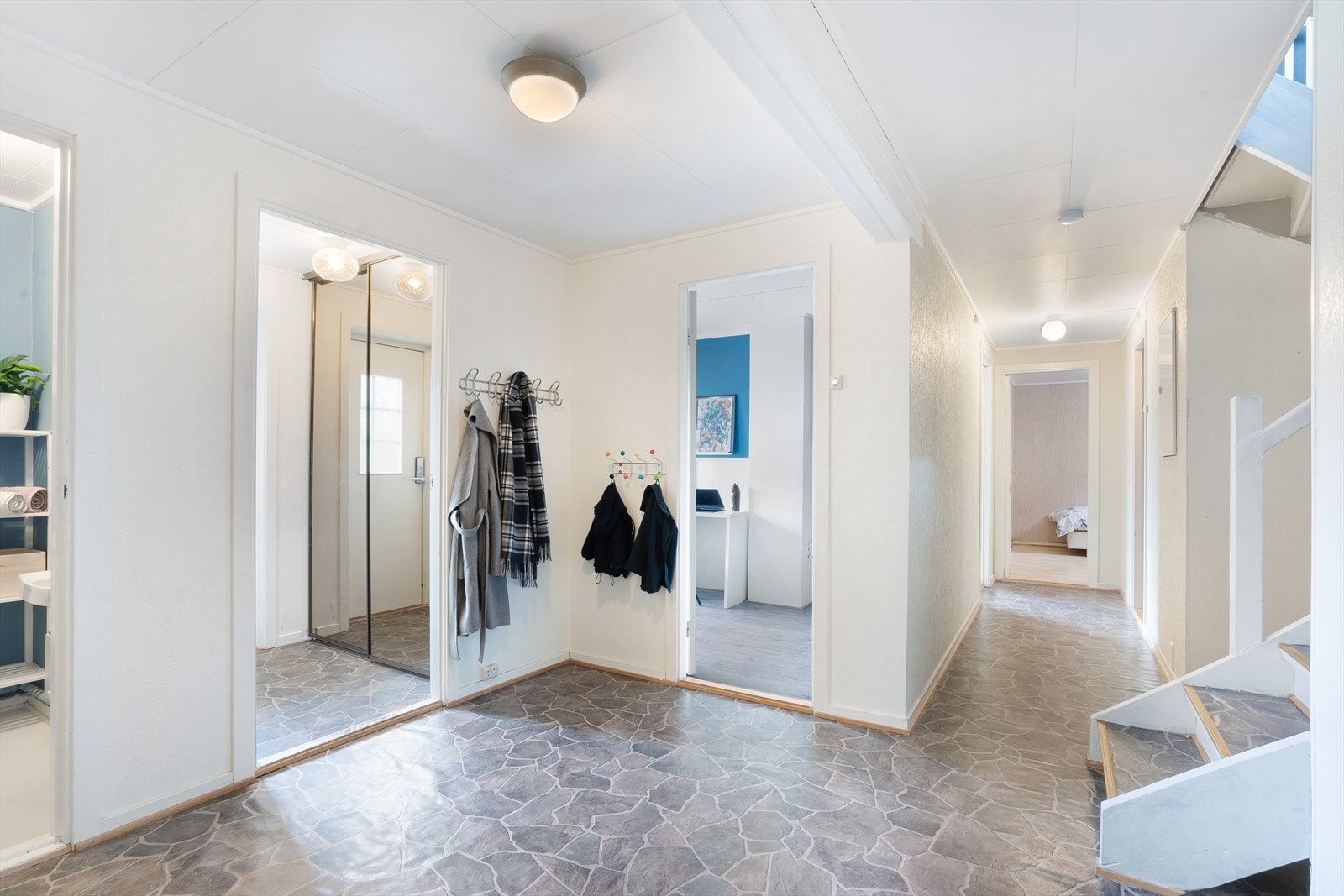 Det er god plass til oppbevaring og garderobeløsninger i gangen. Galleribilde