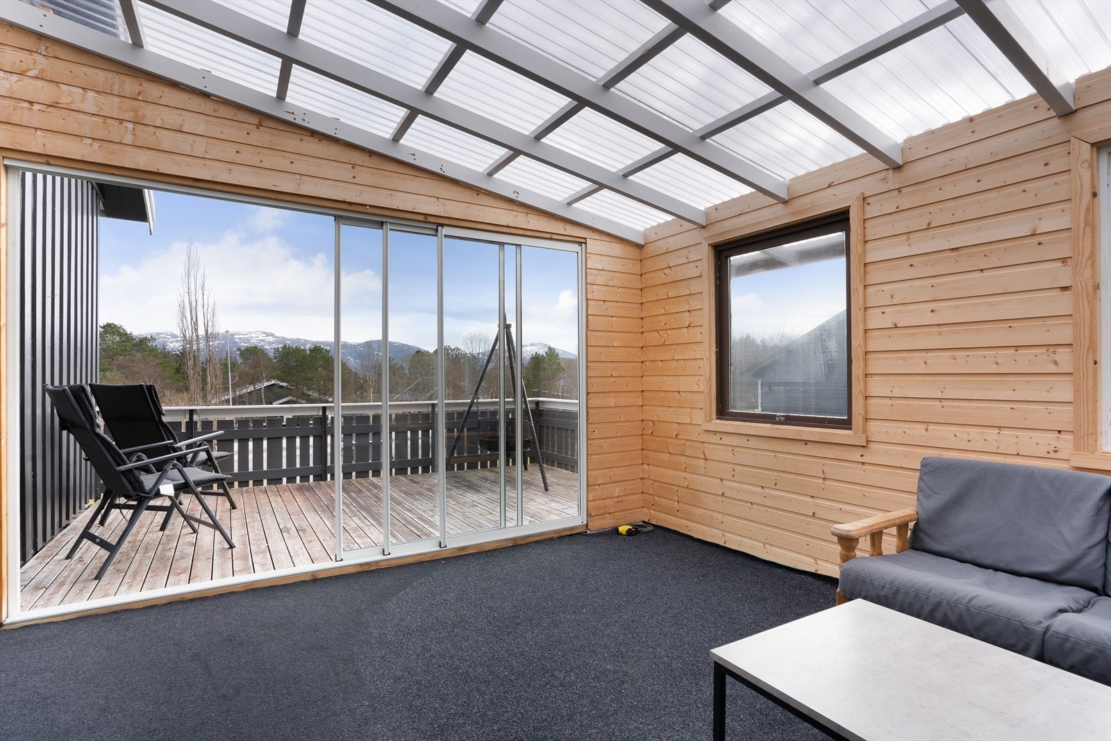 Skyvedører i vinterhagen gir tilgang til en tilstøtende altan. Galleribilde