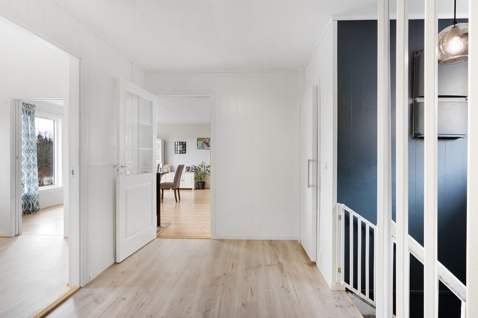 Gang i hovedetasje med inngang til etasjens alle rom. Galleribilde