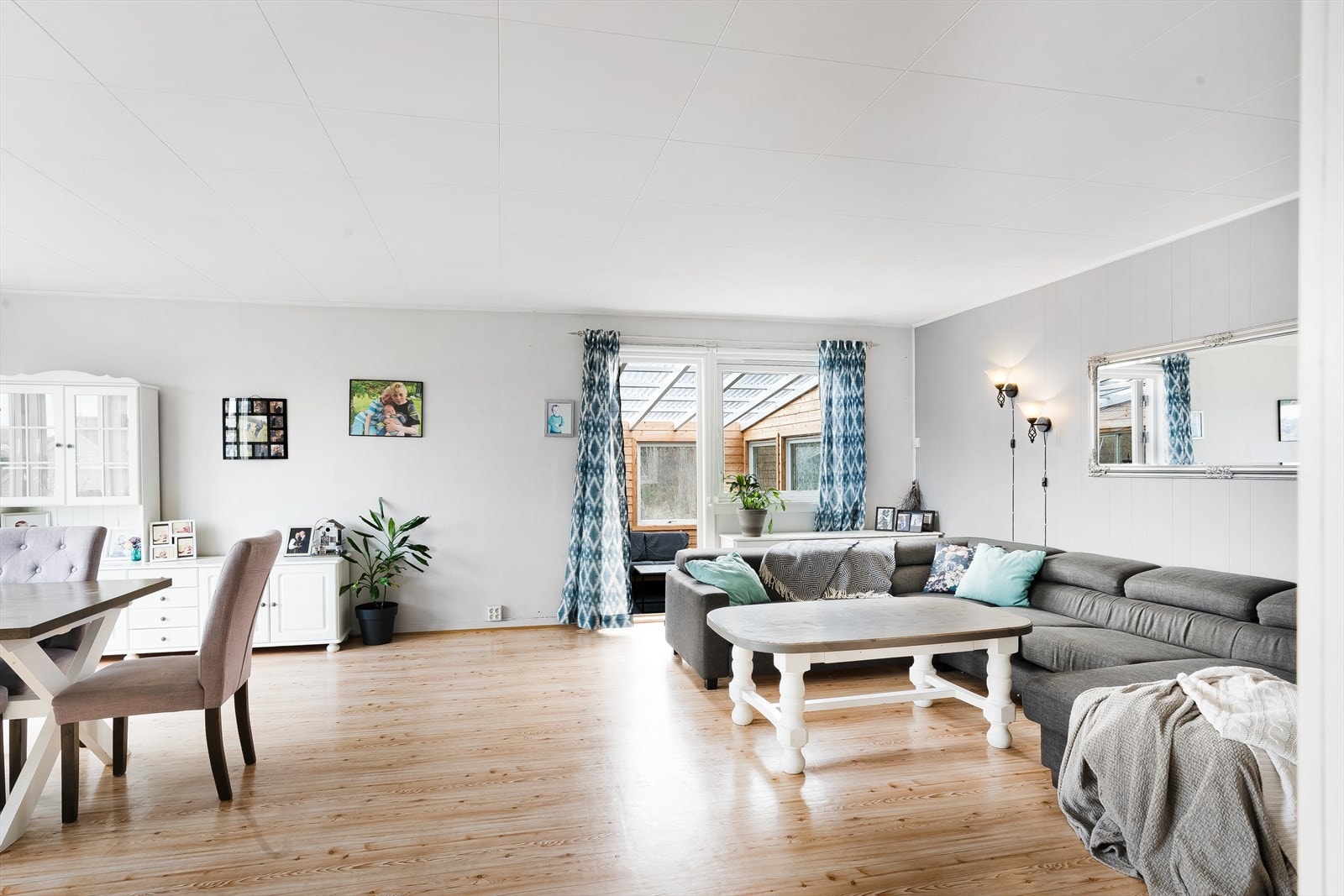 Stuen har plass til en sofagruppe og spisebord. Galleribilde