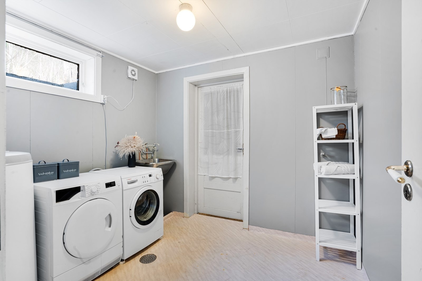 Vaskerommet har gulvbelegg med varmekabler og mekanisk avtrekk for ventilasjon. Galleribilde