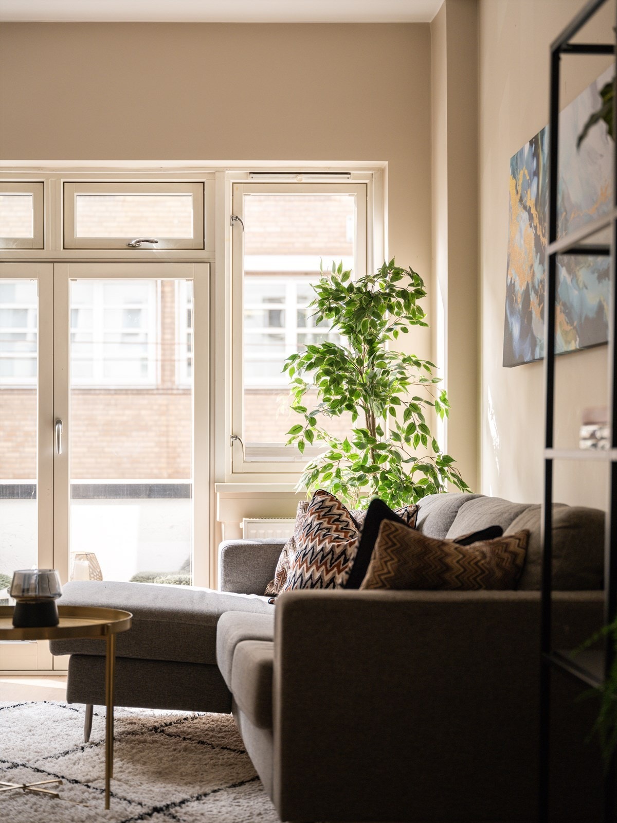 Boligen slipper inn rikelig med naturlig lys fra store vindusflater. Galleribilde