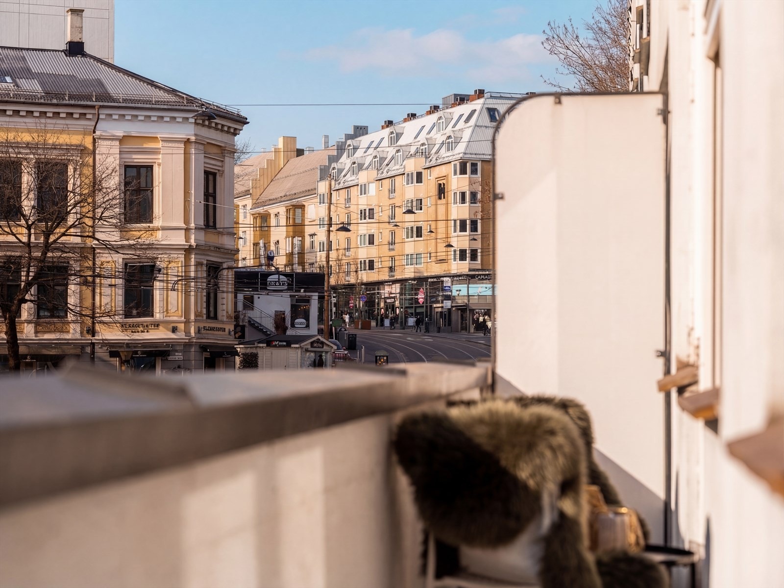 Balkongen er på ca. 5 kvm med utsyn til populære Hegdehaugsveien/Bogstadveien. Bildet er AI-redigert. Galleribilde