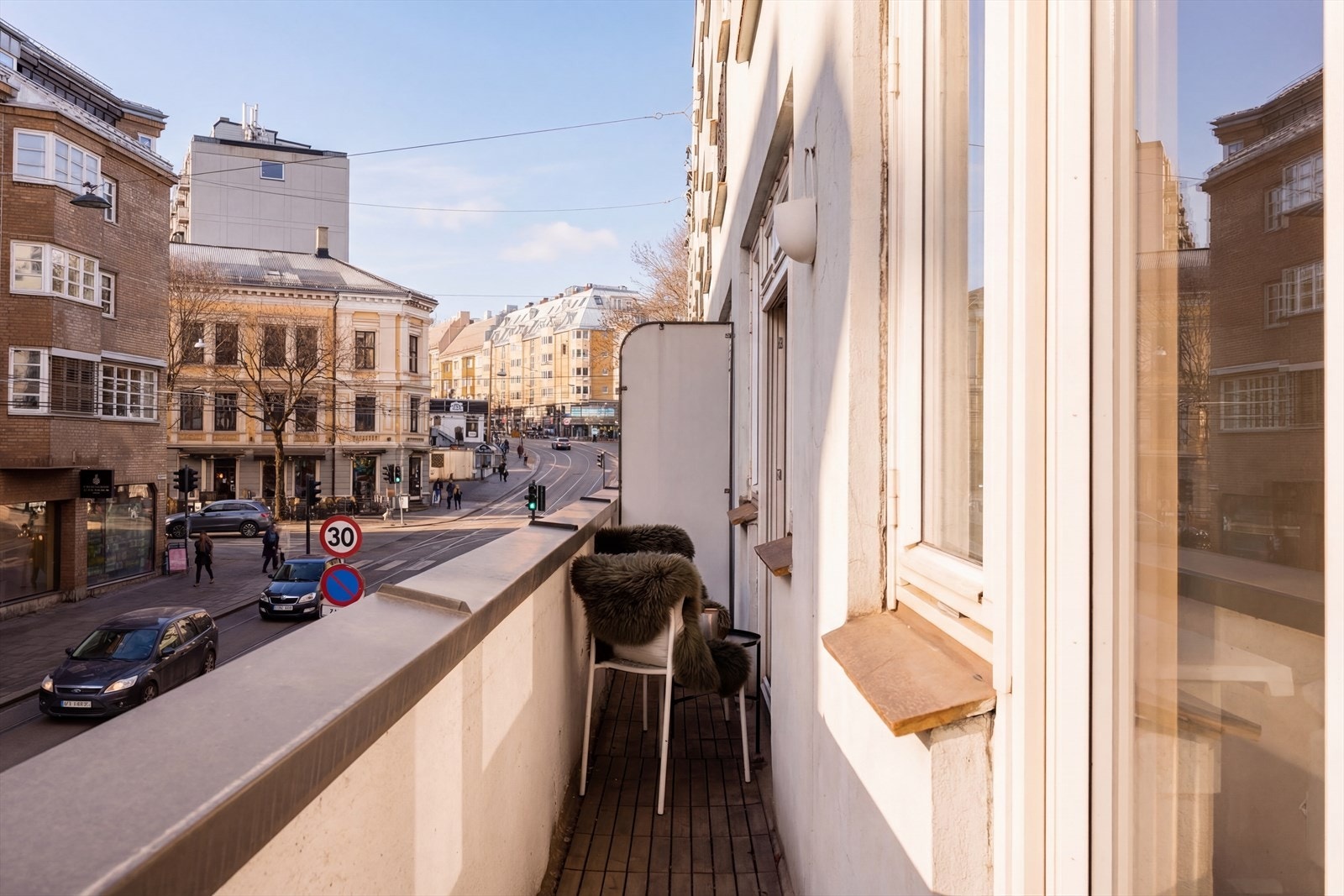 Leiligheten ligger meget sentralt til i attraktive Hegdehaugsveien på Majorstuen. Bildet er AI-redigert. Galleribilde