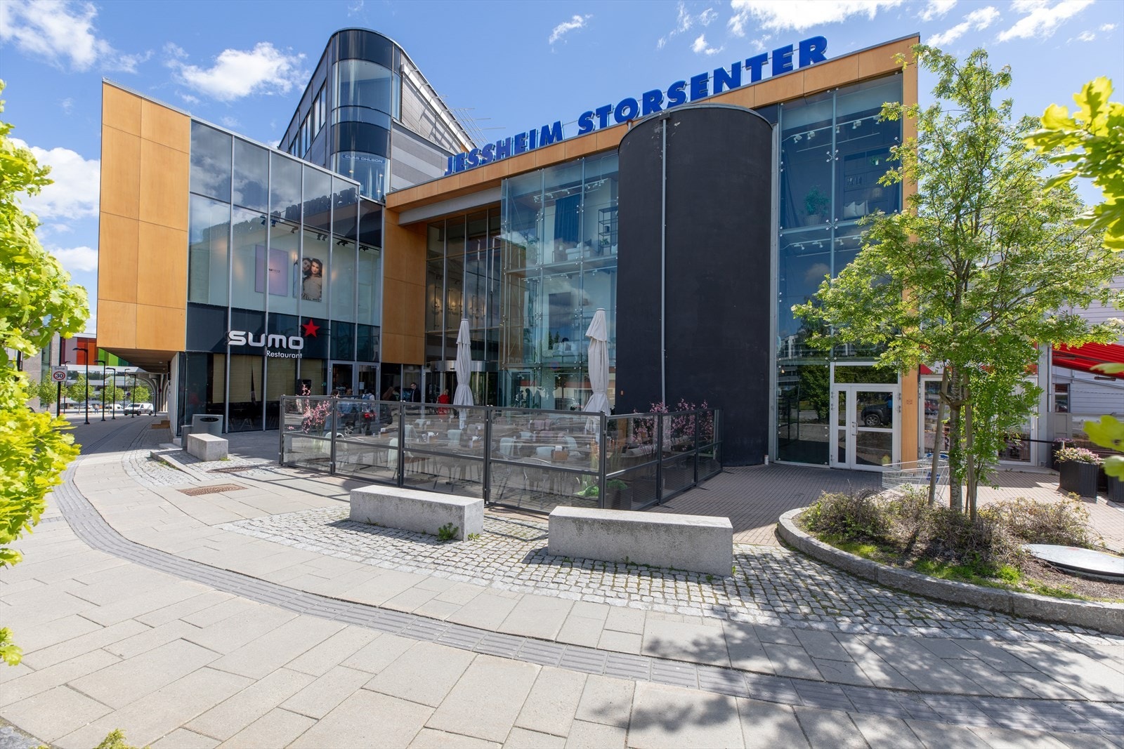På Jessheim er shoppingmulighetene fantastiske. Jessheim Storsenter alene har ca. 132 butikker, flere spisesteder og servicebedrifter. Galleribilde