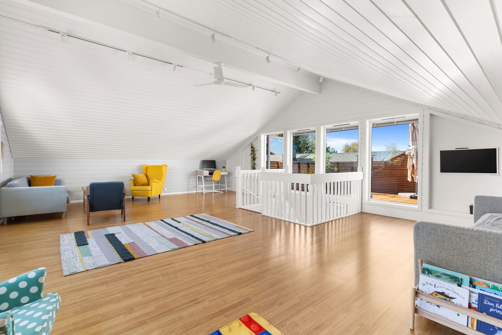 Det er god møbleringsfrihet i stuen, så her kan man enkelt innrede med flere sittegrupper. Galleribilde