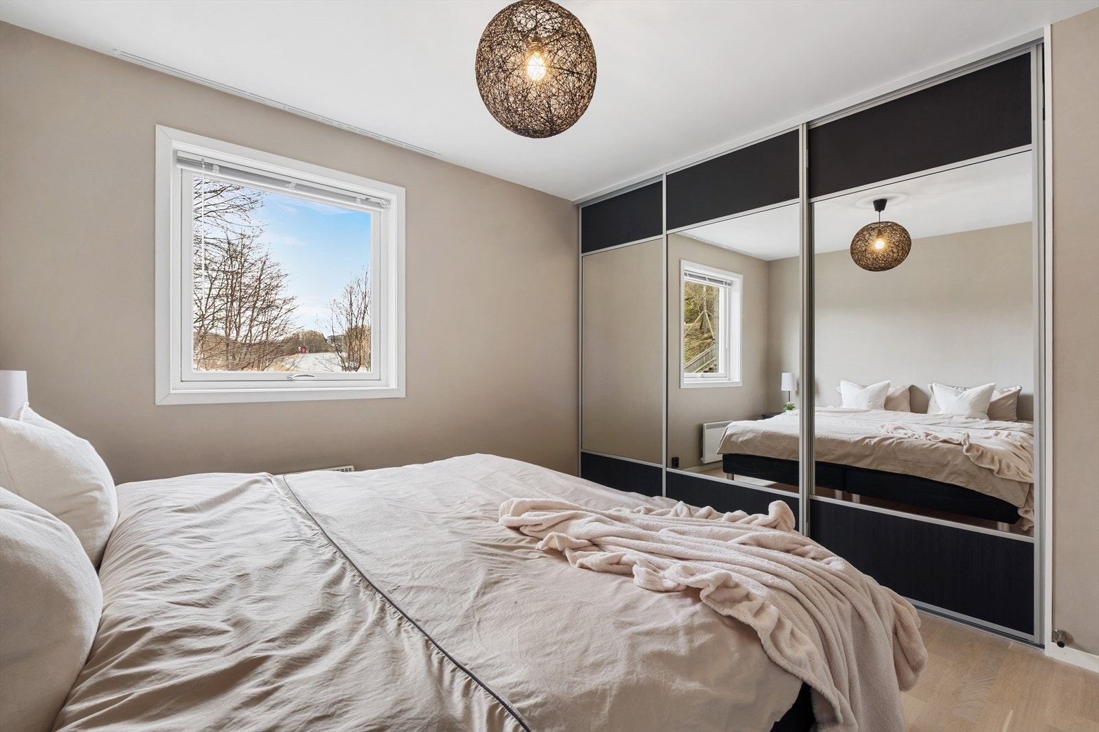Stor skyvedørsgarderobe for oppbevaring av klær. Galleribilde