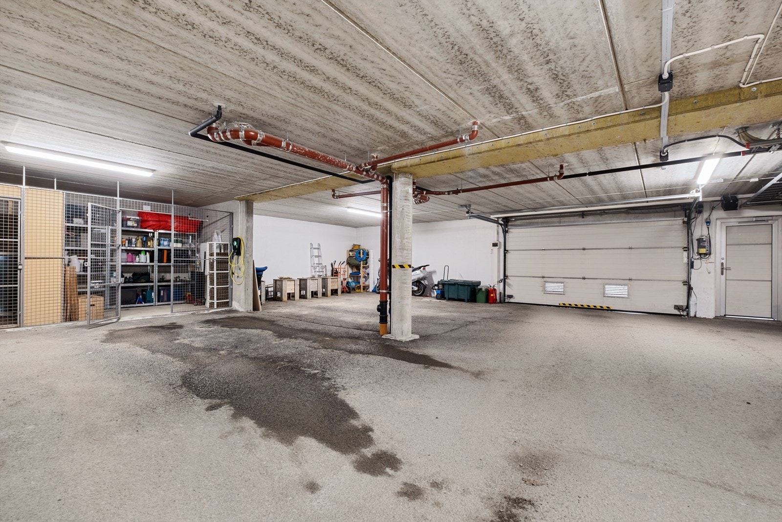 Fast oppmerket parkeringsplass i felles garasjeanlegg. Galleribilde
