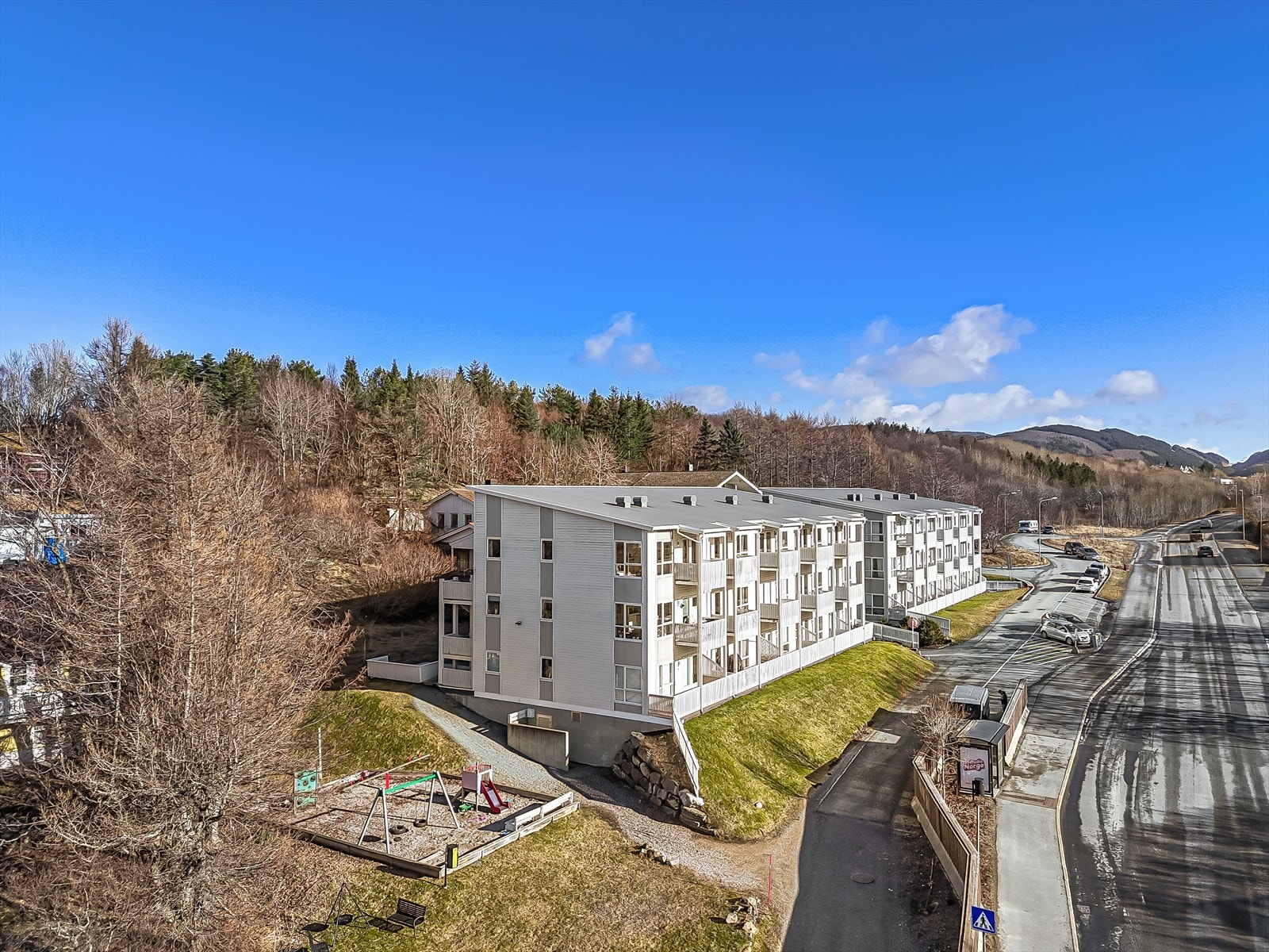 Felles lekeplass og felles parkeringsgarasje. Gjesteplasser i front. Galleribilde