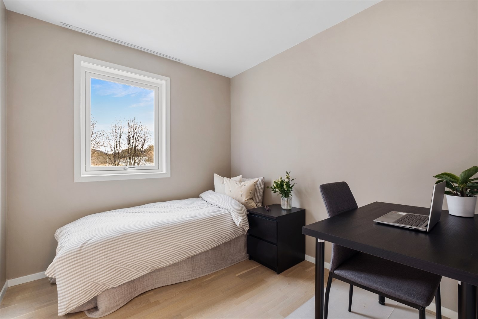 Soverommet er malt i lyse, moderne fargevalg. Galleribilde