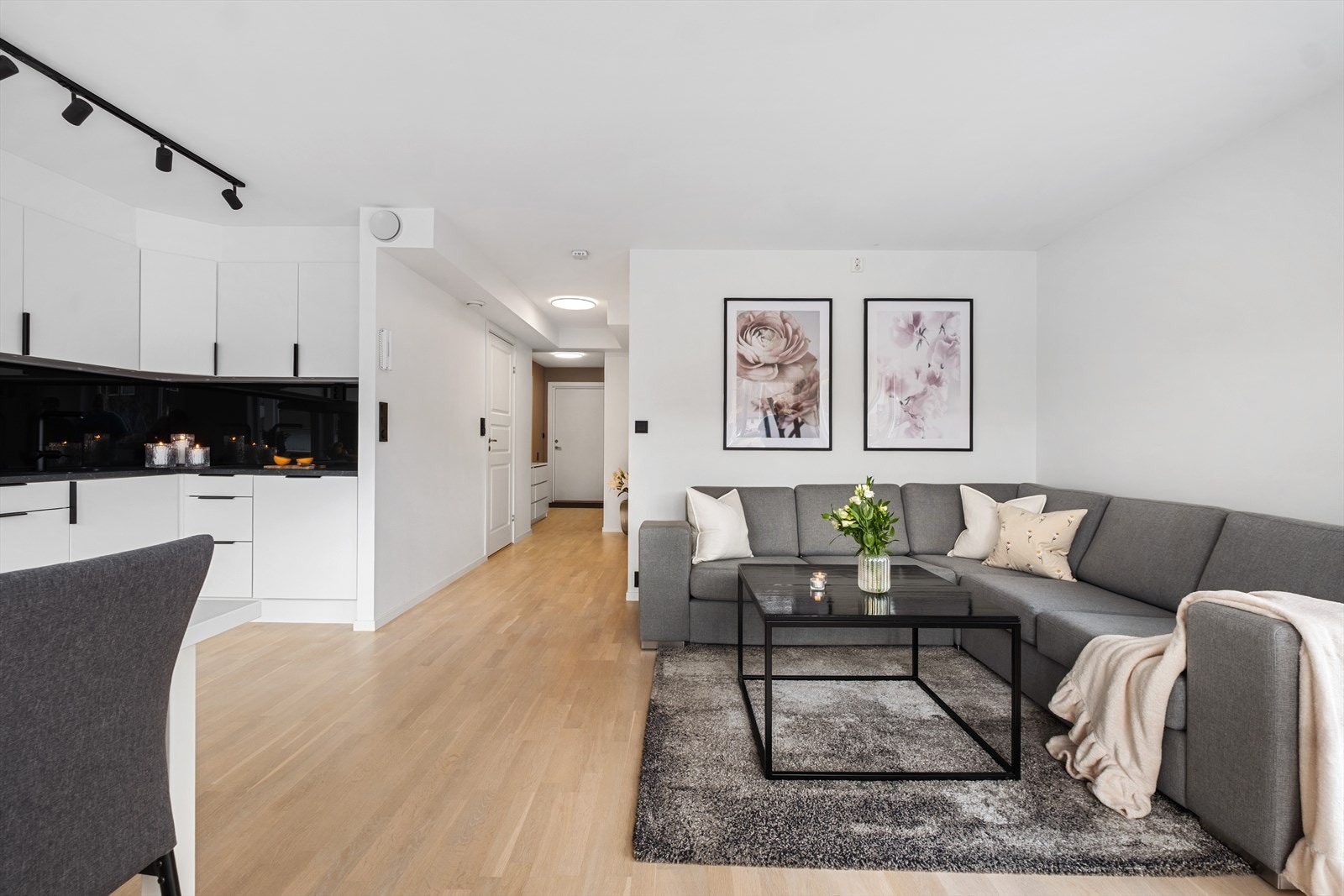 Stue med god plass til sofa, bord og tilhørende møbler. Galleribilde