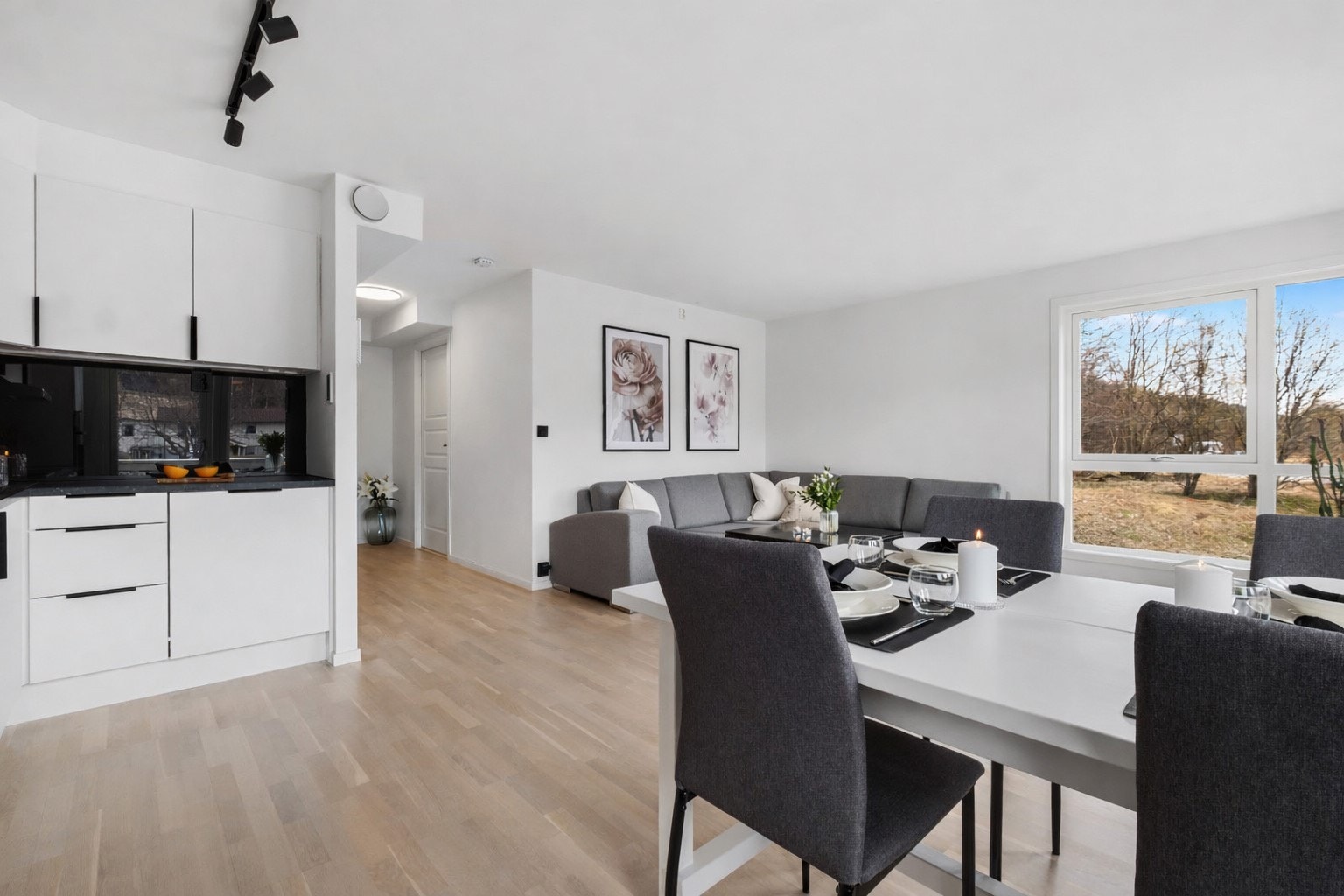Stue med store vindusflater som gir godt med lysinnslipp Galleribilde