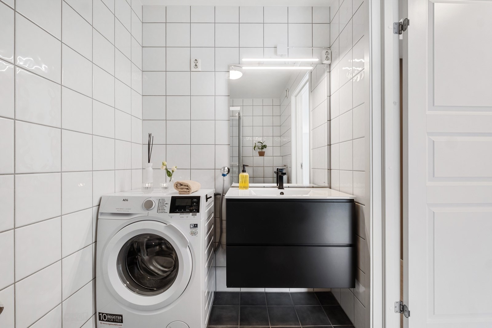 Opplegg for vaskemaskin og tørketrommel. Galleribilde