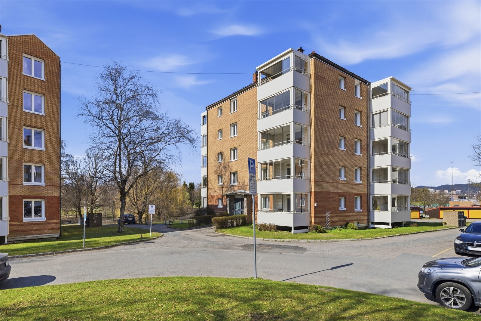 Borettslaget har 66 utendørs parkeringsplasser som styret fordeler etter henvendelse. Galleribilde