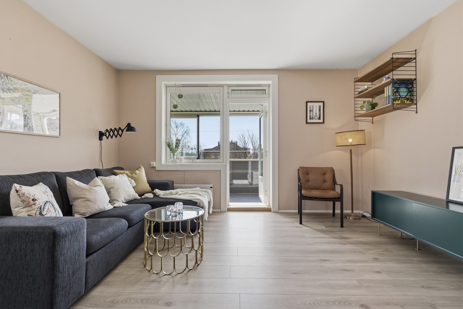 Stuen er romslig og med god plass til sofagruppe og salongbord. Naturlig plass til tv og lydanlegg. Galleribilde