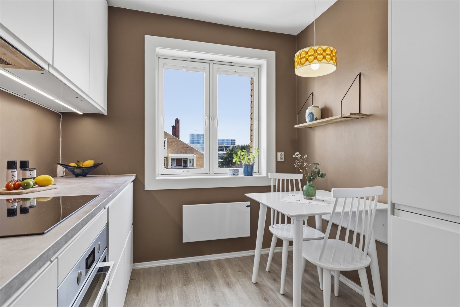 Plass til spisebord ved vindu. Galleribilde