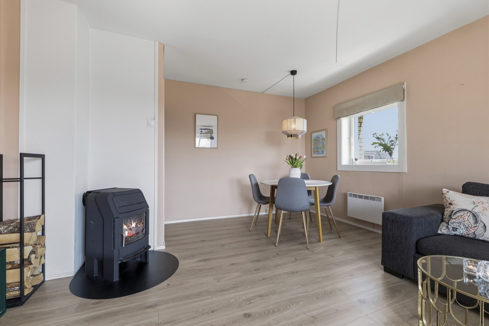 I stuen finner du også en peisovn som gir hygge og god varme på kalde vinterdager. Galleribilde