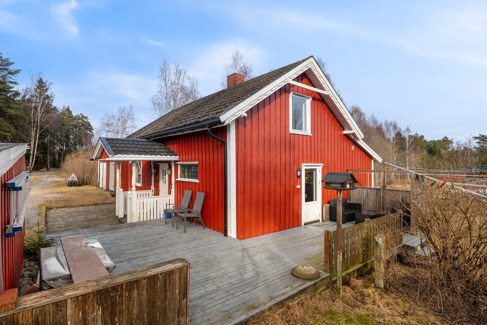 Fasade hus. Eiendommen har en landlig beliggenhet øst for Halden i LNF område rett utenfor et regulert boligfelt.
Det er privat gruset adkomstvei felles med naboer. Galleribilde