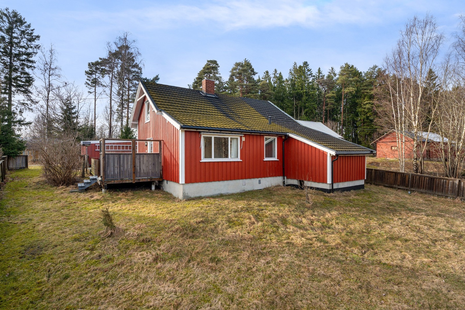 Eiet tomt. Eiendommen ligger i en stikkvei i rolige omgivelser ca. 4 km. fra Halden sentrum.
Meget barnevennlig med liten trafikk og grensende til blant annet jord og skogbruksarelaer. Galleribilde