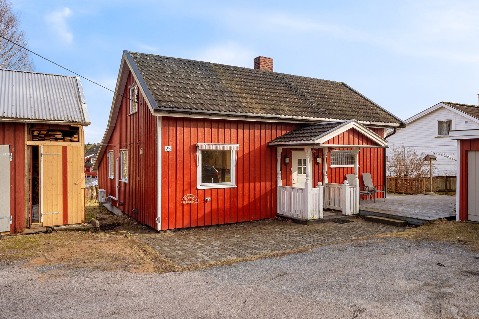 Huset har vært påbygget i flere omganger. Det er opprinnelig oppført på granittmur som er påbygget med dels støpt, dels murt
grunnmur. Det er oppført¸av reisverk/mulig tømmer samt trebindingsverk som utvendig er kledd med vindsperre og malt tømmermannspan Galleribilde