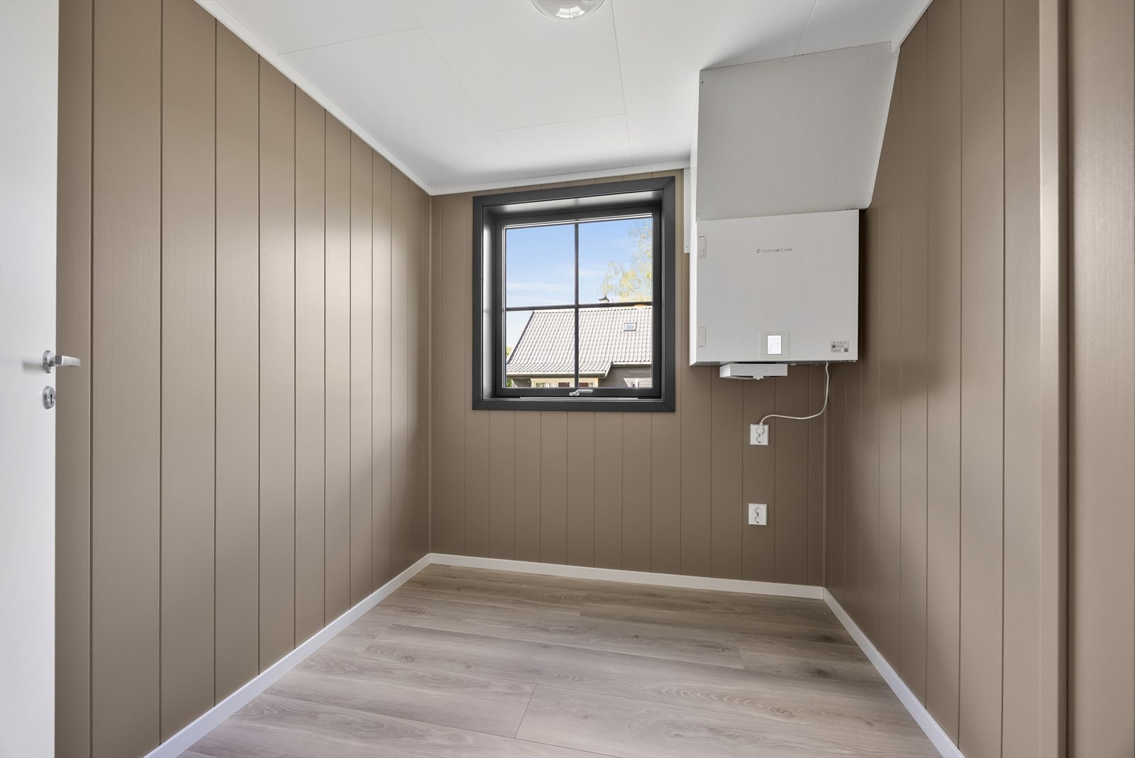 Praktisk rom i andre etasje med balansert ventilasjonsanlegg. Kan benyttes som bod eller walk-in-closet. Galleribilde