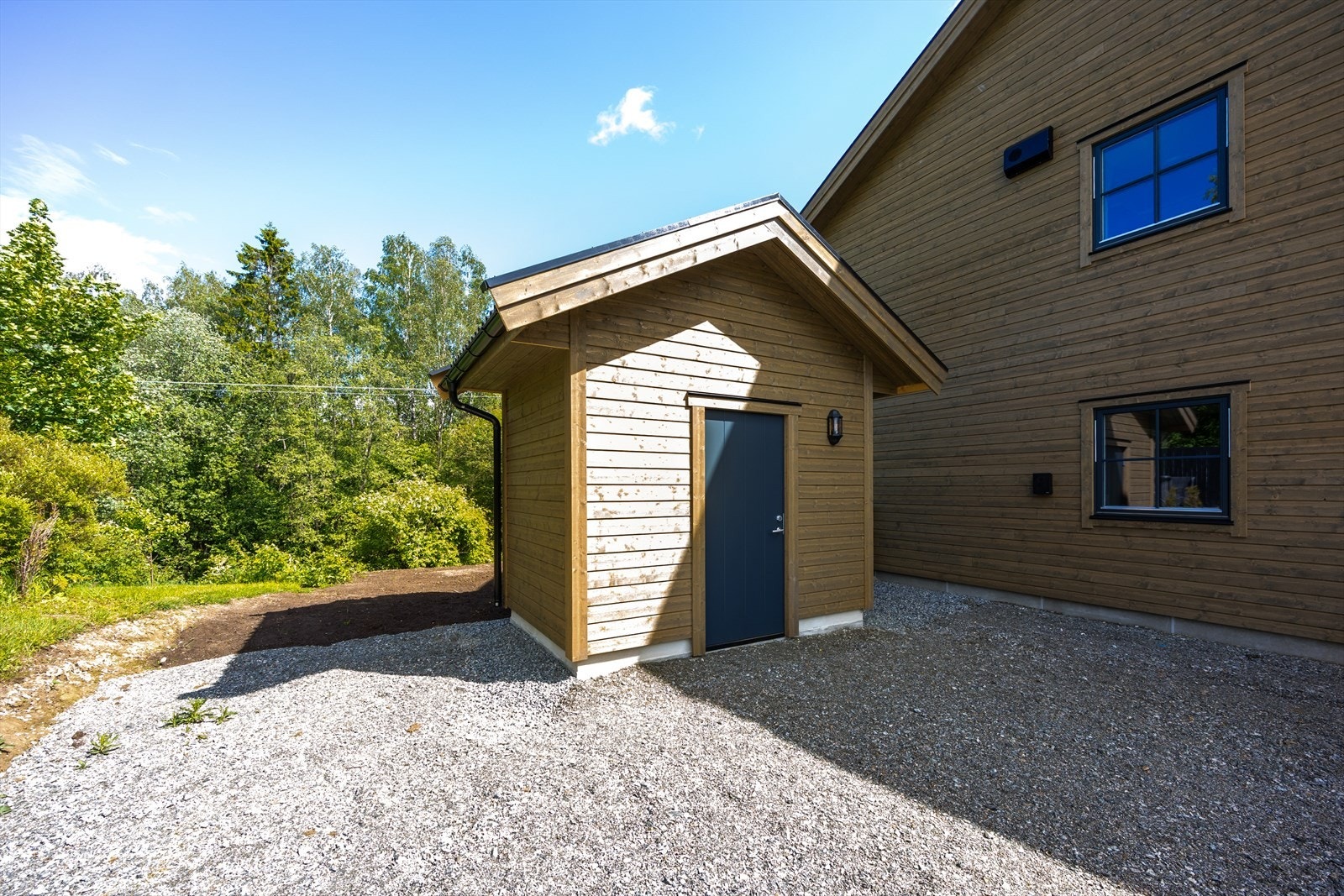 Praktisk, frittstående utebod for lagring av hageredskaper, dekk og sportsutstyr. Galleribilde