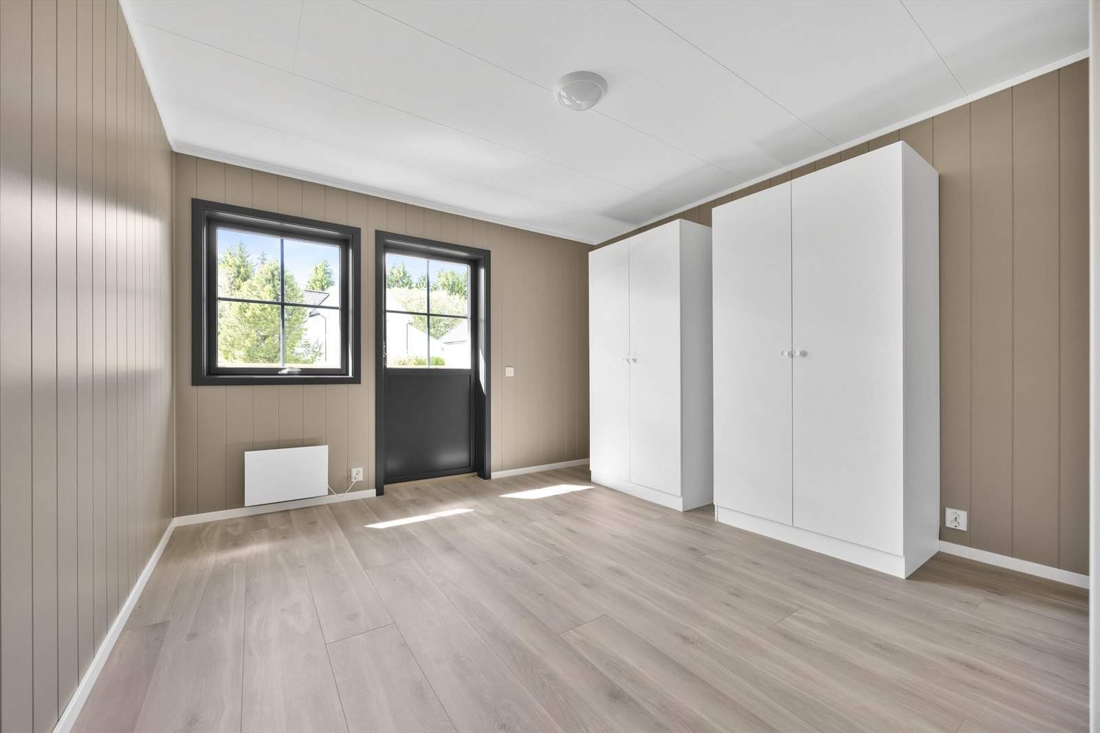 Hovedsoverommet har god plass til dobbeltseng og garderobeskap, samt utgang til balkongen. Galleribilde