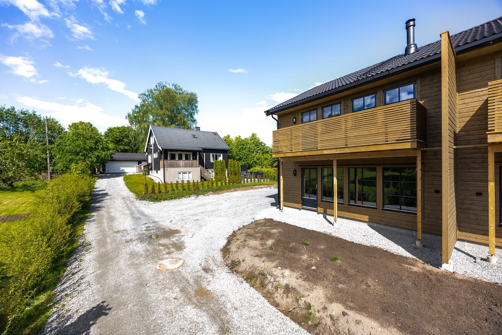 Eiendommen ligger i et barnevennlig og etablert boligområde med kort vei til skoler og barnehager. Galleribilde
