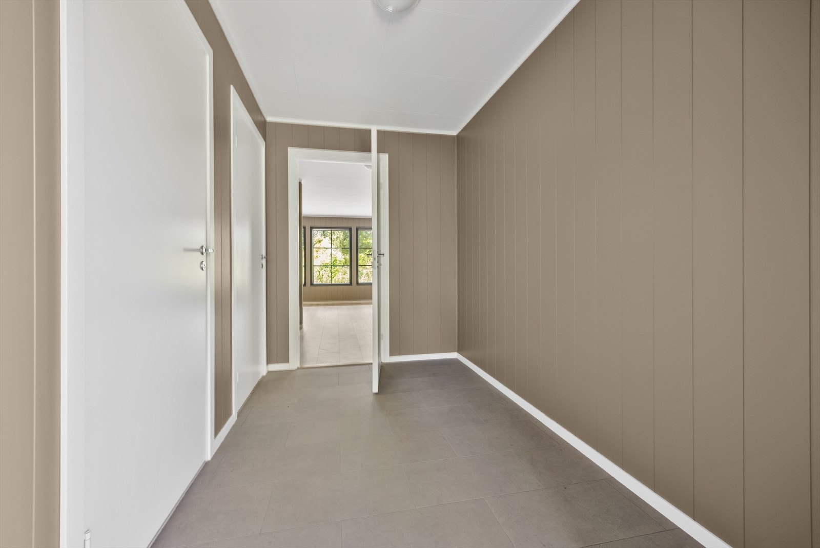 Fra gangen er det tilgang til WC, vaskerom og bod, samt åpen løsning mot stuen. Galleribilde
